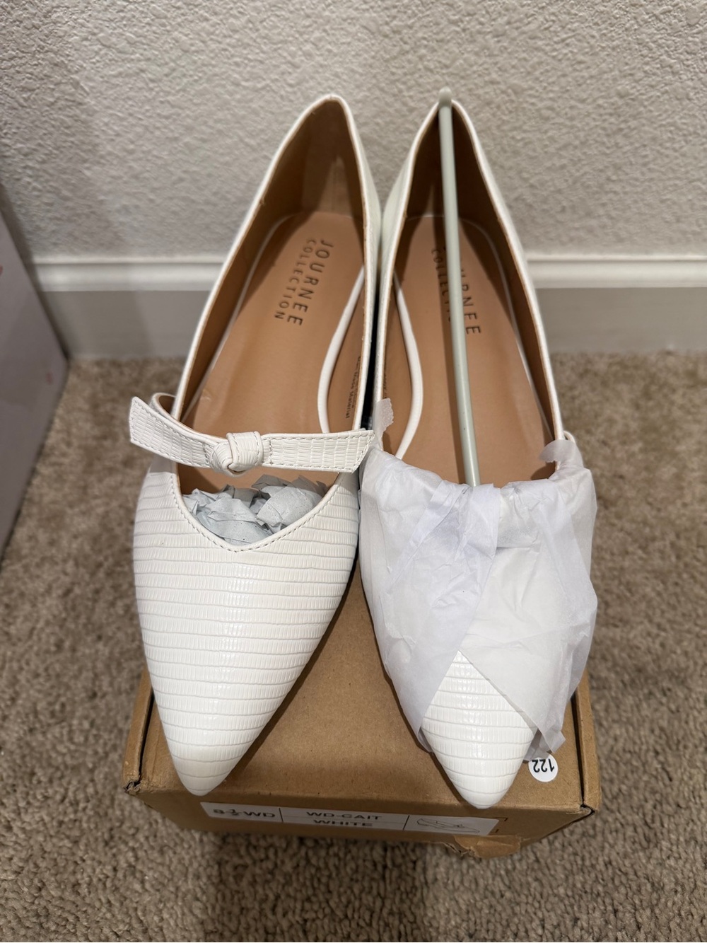 Journee Collection Women's Cream Textured Flats size8.5